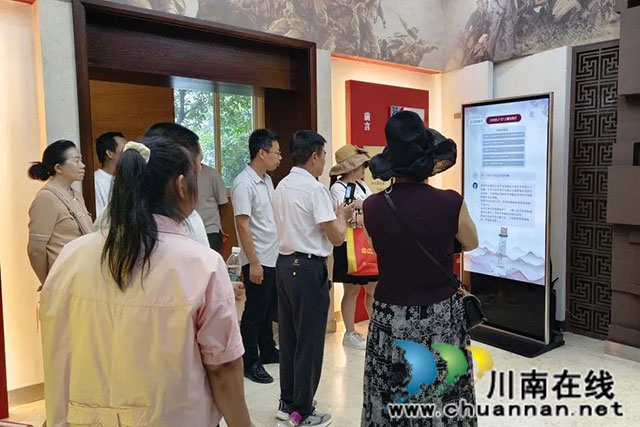 言论┃肖大齐:以廉洁精神为魂 赋能“六个泸州”高质量发展新征程(图8) 古蔺县:游客通过AI终端互动设备,听取红色廉洁故事.jpg