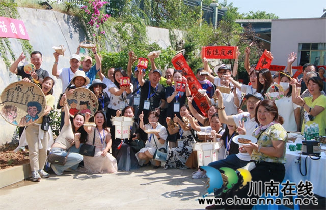 言论┃肖大齐:以廉洁精神为魂 赋能“六个泸州”高质量发展新征程(图6) 泸州市纳溪区纪委监委组织广大党员干部群众写“廉”字,在潜移默化中增强廉洁自律意识。.jpg