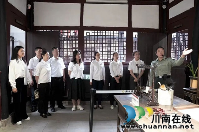 言论┃肖大齐:以廉洁精神为魂 赋能“六个泸州”高质量发展新征程(图7) 党员干部在朱德旧居陈列馆参观,接受廉洁教育。.jpg