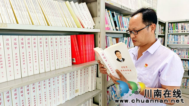 图2：颜小平在学习.jpg