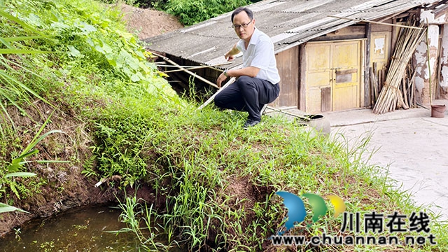 图5：介绍五保户陈泽前此前喝的屋檐水.jpg