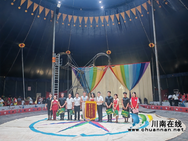 赠送锦旗（曾佐然摄）.jpg