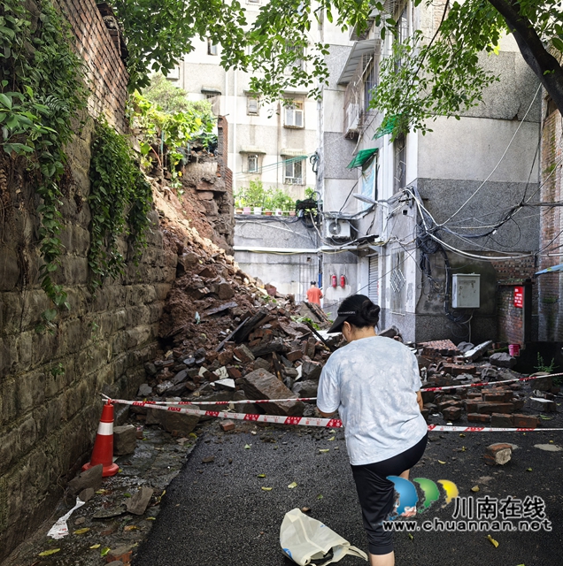 龙马潭区小市街道回龙湾社区开展暴雨灾后安全巡查