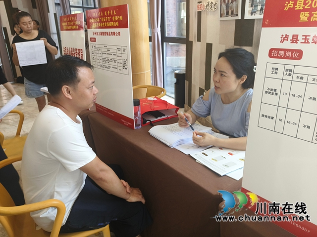 求职咨询（赵铭巧摄）.jpg