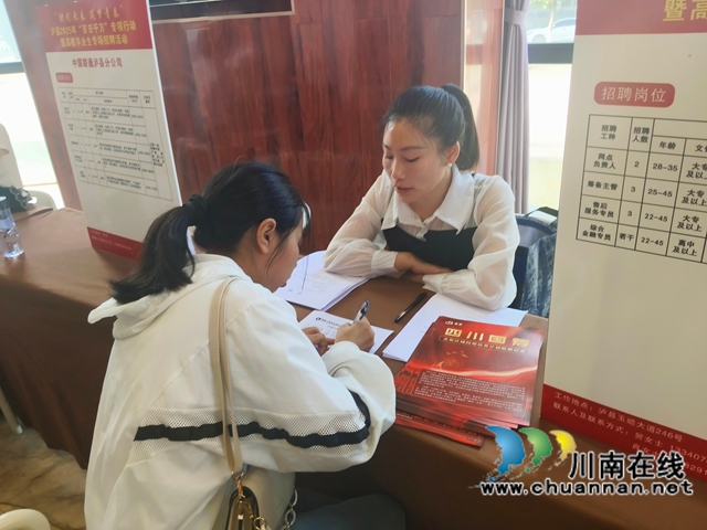 填写意向书（赵铭巧摄）.jpg