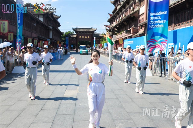 接棒！内江女警王艳参加成都世运会火炬传递