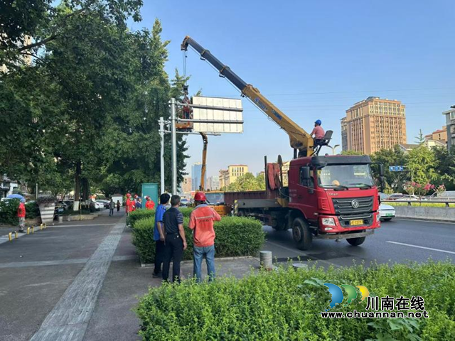 擦亮城市“天际线”！龙马潭区集中拆除违规广告标牌