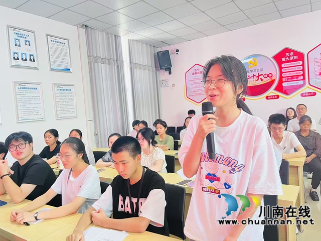 学生代表提问（龙洪艳摄）.jpg