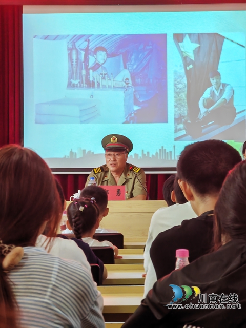 退役老兵郑勇讲述他的故事（曾佐然摄）.jpg
