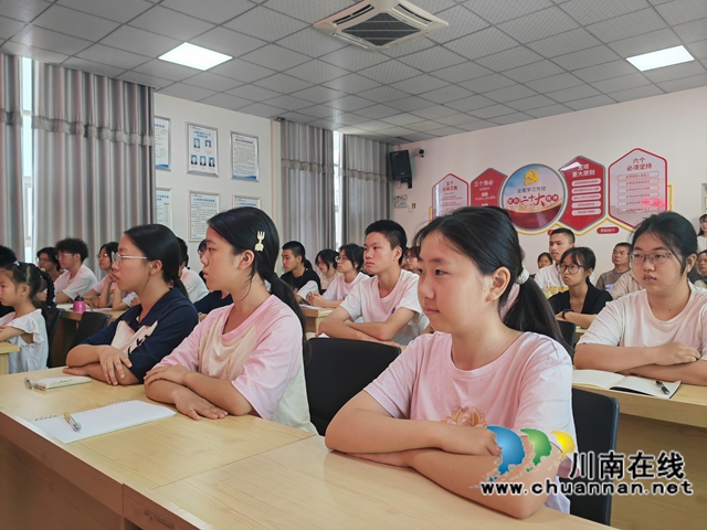 认真听讲的孩子们（曾佐然摄）.jpg