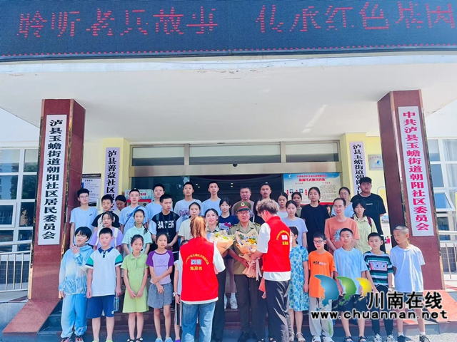 为老兵献花，合影留念（龙洪艳摄）.jpg