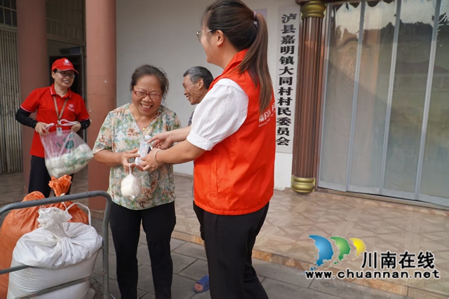 发放水和馒头给村民（刘孝春摄）.jpg