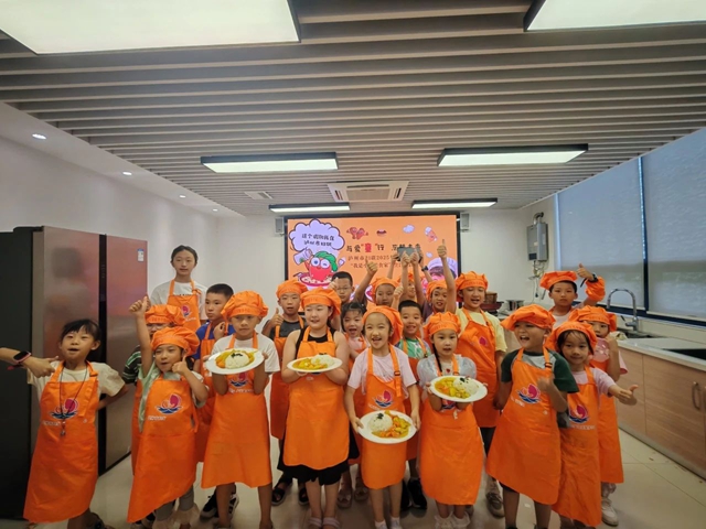 少年儿童心向党 牵手护航伴成长丨泸州市妇联暑期儿童实践活动圆满落幕，艺术课程火热进行