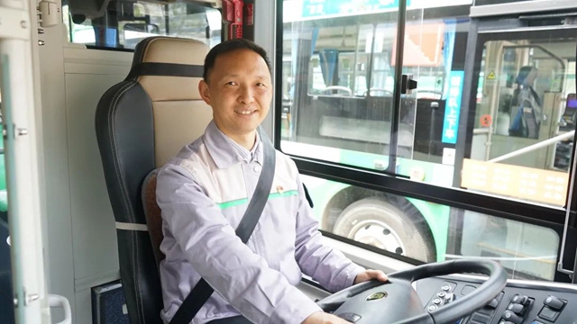 泸州公交驾驶员叶刚荣获“全国交通运输系统劳动模范”