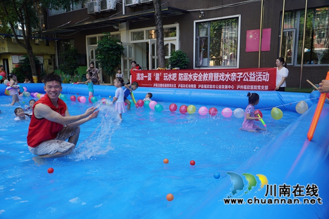 戏水1（刘孝春摄）.jpg