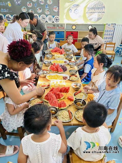 品尝美食（刘孝春摄）.jpg