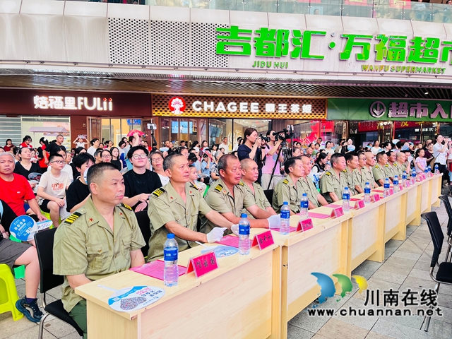 退役军人代表参加晚会（龙洪艳摄）.jpg