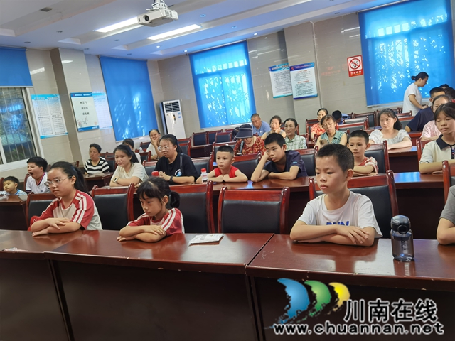 龙马潭区小市街道合道街社区开展 “拒绝毒品 青春不‘毒’行”青少年禁毒知识讲座