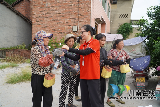 发放水、藿香正气液等解暑物品（刘孝春摄）.jpg