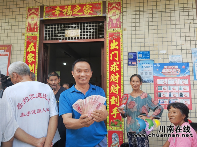 村民喜领红票子（曾佐然摄）.jpg