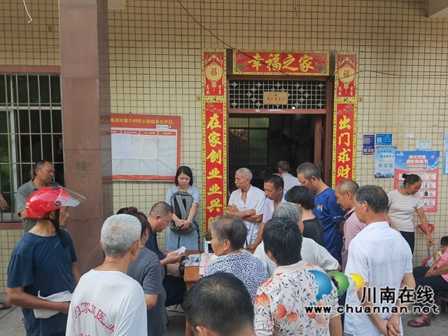 村民喜领红票子现场（曾佐然摄）.jpg