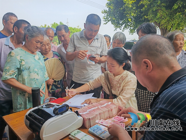 发钱现场（曾佐然摄）.jpg