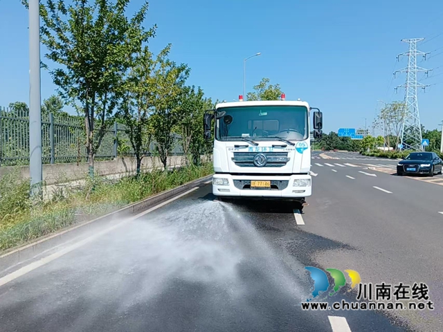 龙马潭区开展道路深度清洗专项行动(图1) 1.jpg