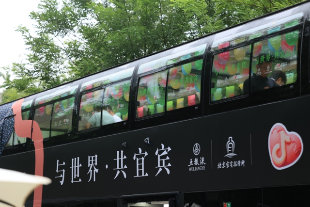 “资格得很！”宜宾美食坐上北京巴士！外籍嘉宾赞！赞！赞！