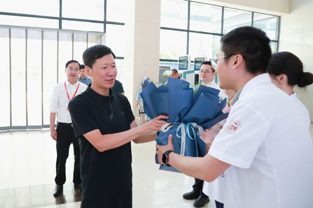 合江县县委副书记、县长李庆到县中医医院慰问一线医师