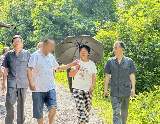 泸法麒麟·龙马“谈”和丨人大代表和法官顶烈日走田坎解纠纷，50亩土地复耕！