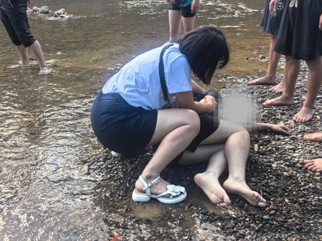少女不慎踩滑被冲入水中，幸好遇到这群泸州人出手相救