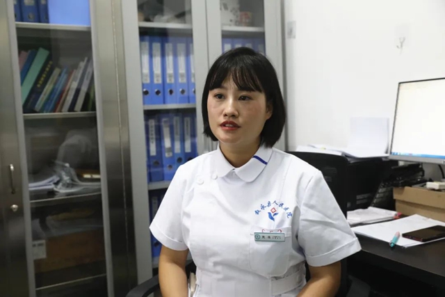 少女不慎踩滑被冲入水中,幸好遇到这群泸州人出手相救(图2) 6402.jpg