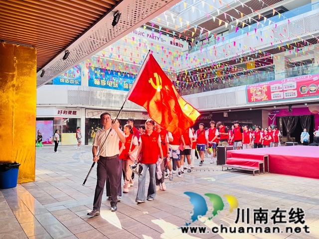 整队入场（龙洪艳摄）.jpg