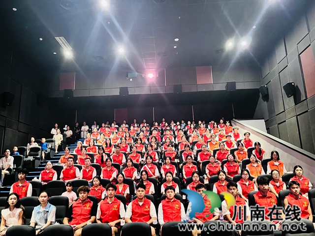 观看电影《照相馆》（龙洪艳摄）.jpg