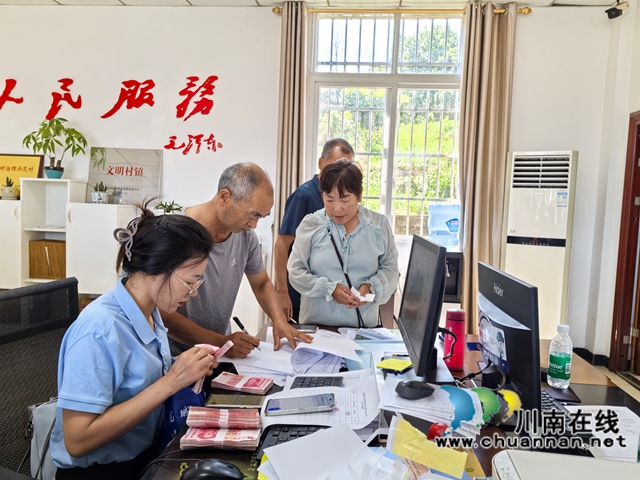分红现场（曾佐然摄）.jpg