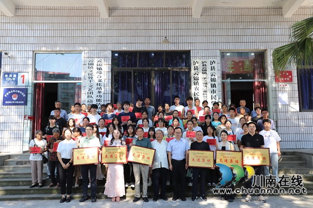 受资助的学子与爱心企业、人士合影（魏生梅摄）.jpg