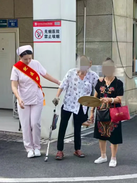 西南医大中医院成立“就医帮帮团”,看病有问题,找她们!(图3) 3.jpg