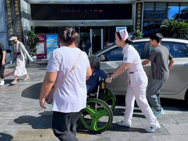 西南医大中医院成立“就医帮帮团”,看病有问题,找她们!(图6) 6.jpg