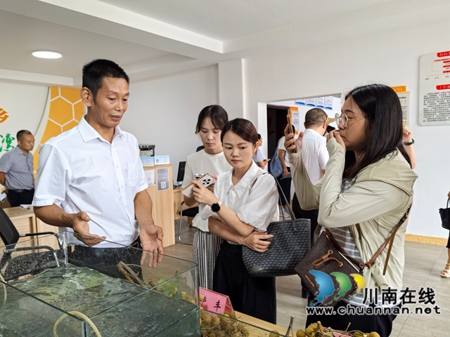 徐仁刚接受媒体记者采访（曾佐然摄）.jpg
