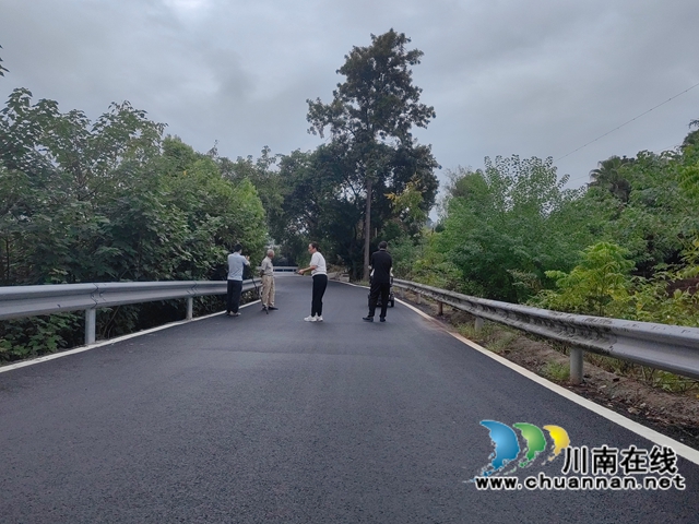 村民们兴奋地走在连心路上（张学前摄）.jpg