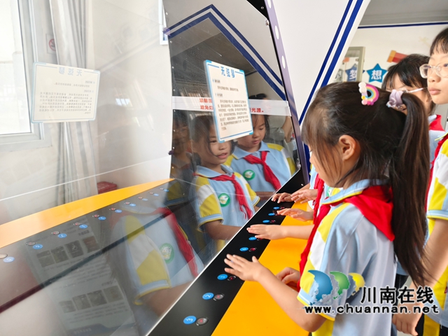 学生操作科技展项.jpg