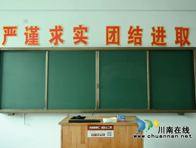 讲台.jpg