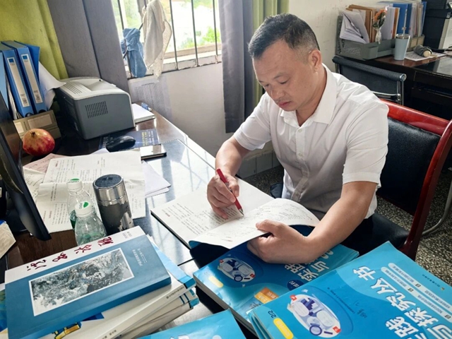 榜样力量·杏坛芬芳｜泸县天兴镇2025年优秀教师武良