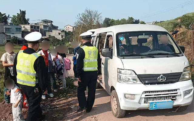 7座面包车挤满13名学生 泸州一司机涉嫌犯罪被刑事立案