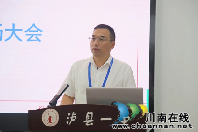 校长宣读文件.jpg