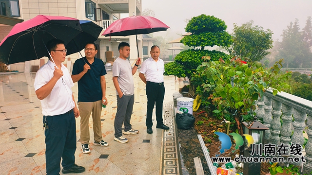 图4：向农庄老板了解消费新场景推进情况周超文摄.jpg