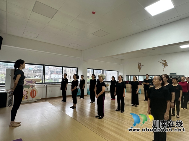 龙马潭区小市街道杜家街社区：舞出夕阳红 乐享好时光