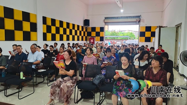 泸县老年大学歌唱班学员在演唱（游安绪摄）.jpg