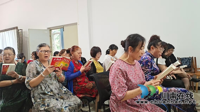 泸县老年大学歌唱班学员在演唱1（游安绪摄）.jpg