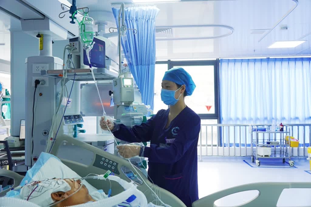 古蔺：4岁女童火腿肠卡喉致呼吸困难，危急时刻护士挺身而出